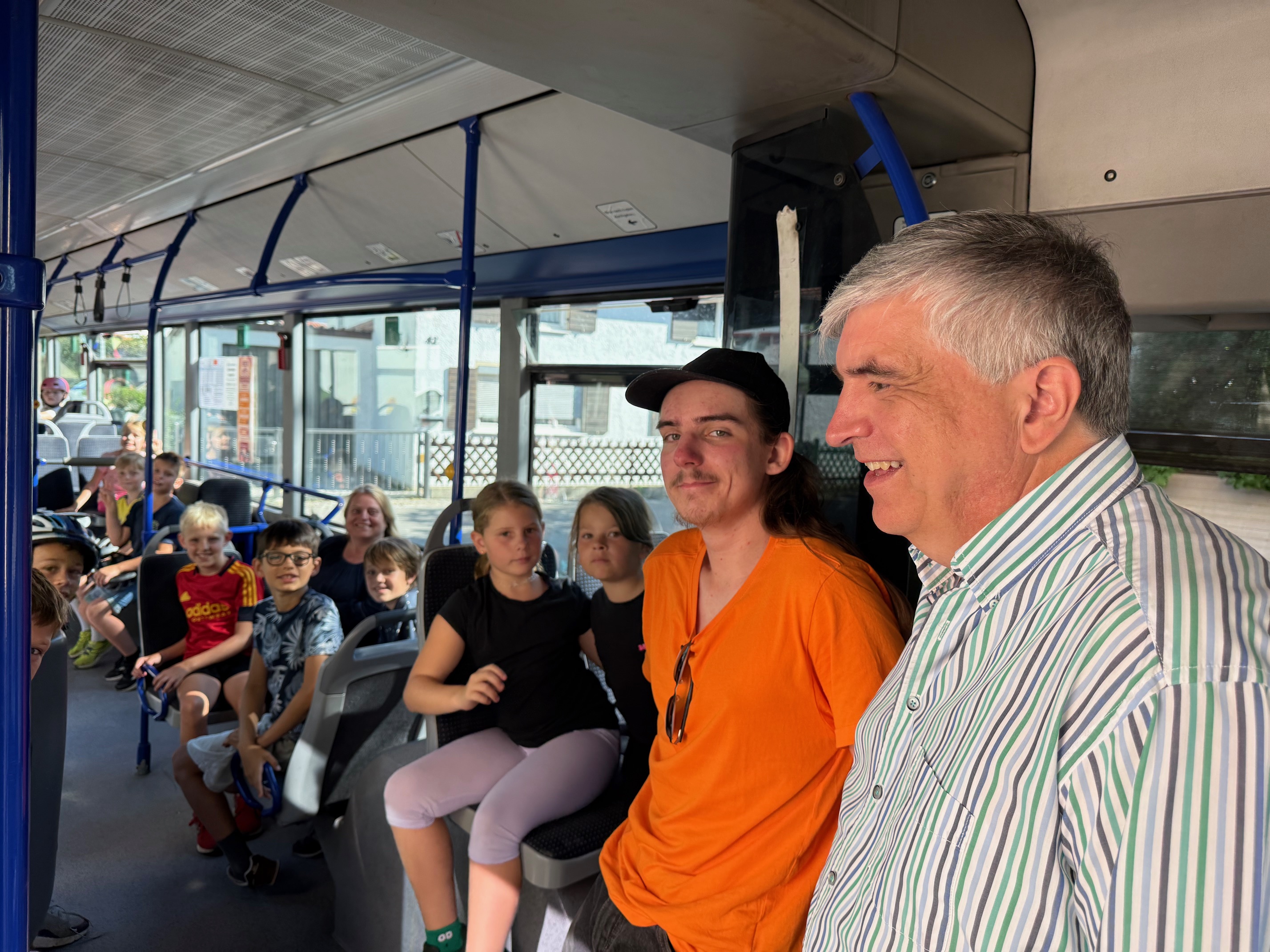Auf dem Foto Bürgermeister Pöschl mit einem Busfahrer der Firma Kirchweihtal Image